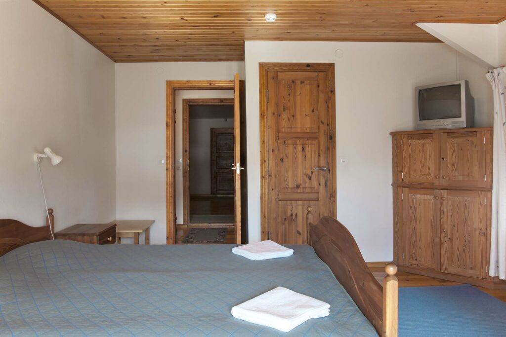 hotel-bedroom-with-wood-ceilings-A3JA2LX.jpg
